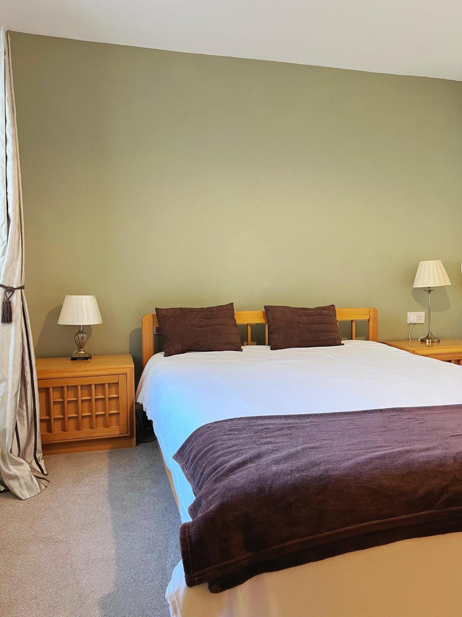 The Crown Hotel Corwen Bagian luar foto