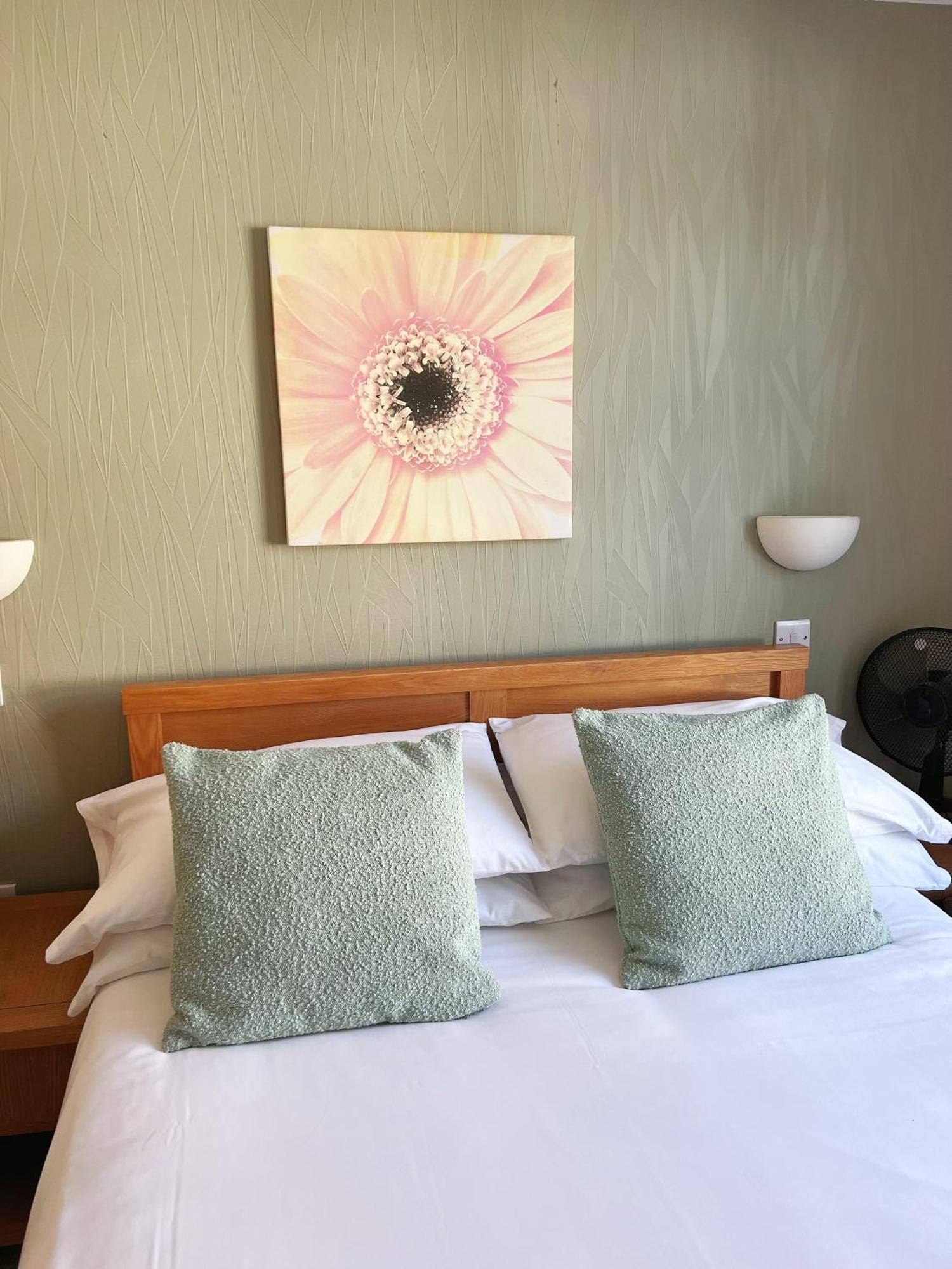 The Crown Hotel Corwen Bagian luar foto